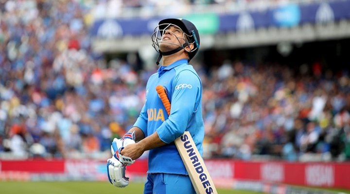 Dhoni announces retirement